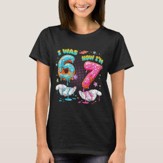7歳の誕生日おもしろい 6歳だったのに今は7歳 少年ギ Tシャツ