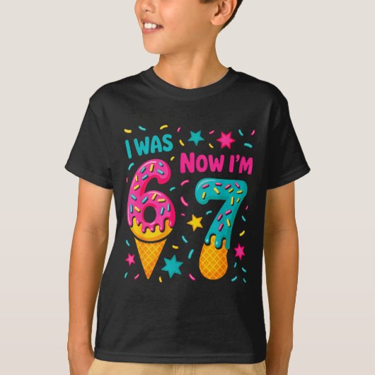 7歳の誕生日は6歳から  今7歳  子供の面白い Tシャツ (正面)