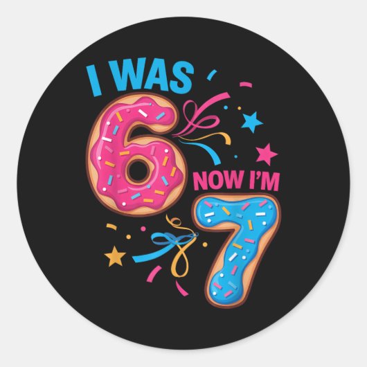 7歳の誕生日は6歳、今は7歳 67歳 子供 男の子 女の子 ラウンドシール (正面)