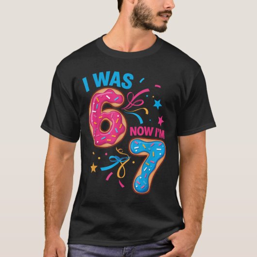 7歳の誕生日は6歳、今は7歳 67歳 子供 男の子 女の子 Tシャツ (正面)