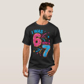 7歳の誕生日は6歳、今は7歳 67歳 子供 男の子 女の子 Tシャツ (正面フル)