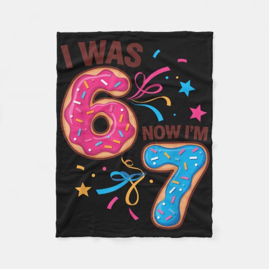 7歳の誕生日は6歳、今は7歳 67 男女兼用 フリースブランケット (正面)