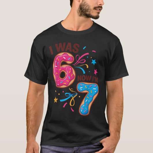 7歳の誕生日は6歳、今は7歳 67 男女兼用 Tシャツ (正面)