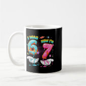 7歳の誕生日 おもしろい 6歳だったのに今は7歳 少年ギ コーヒーマグカップ (左)