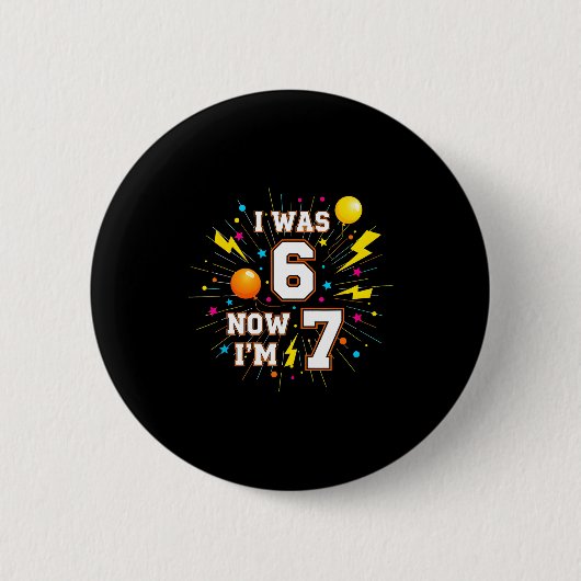 7歳の誕生日 お誕生日おめでとう 6歳から7歳になりました 67 楽しい子供たち 缶バッジ (正面)