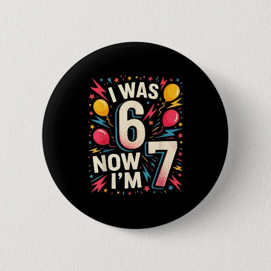7歳の誕生日 お誕生日おめでとう 6歳から7歳 6+1 面白い子供たち 缶バッジ (正面)