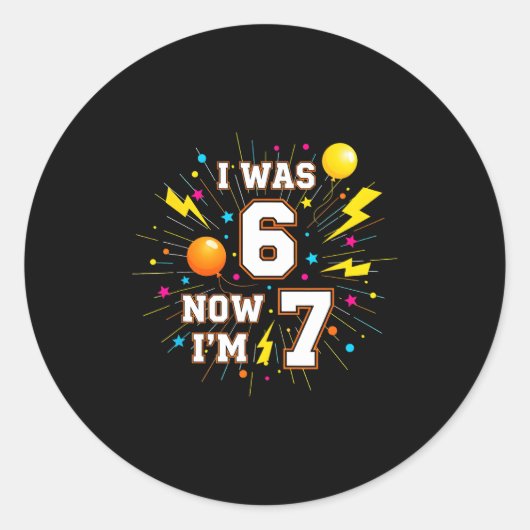 7歳の誕生日 お誕生日おめでとう 6歳だったのに今は7歳 67 楽しい子供たち ラウンドシール (正面)