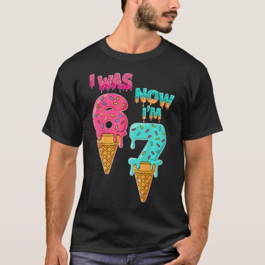 7歳の誕生日 お誕生日おめでとう 6歳だったのに今は7歳 67 面白い Tシャツ (正面)