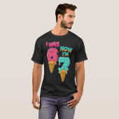 7歳の誕生日 お誕生日おめでとう 6歳だったのに今は7歳 67 面白い Tシャツ (正面フル)