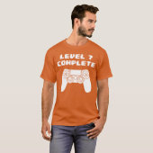 7歳の誕生日 ゲーム好きな子供のためのレトロなバースデーギフト Tシャツ (正面フル)