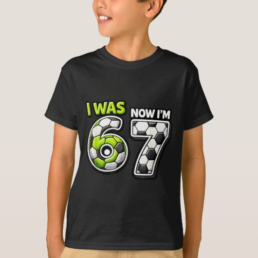 7歳の誕生日 サッカー おもしろい 6歳だったのに今は7歳 Tシャツ (正面)