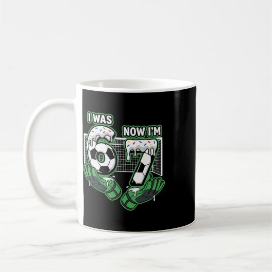 7歳の誕生日 サッカー 6歳だったのに今は7歳 コーヒーマグカップ (左)