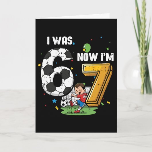 7歳の誕生日 6歳だったのに今は7歳 サッカー 6と7 メンズ おもしろグッズ カード (正面)