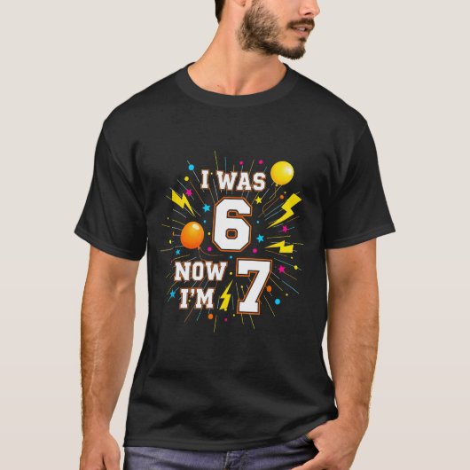 7歳の誕生日 6歳だったのに今は7歳 67歳 おもしろい子供たち Tシャツ (正面)