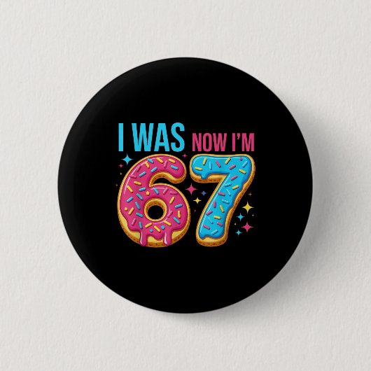 7歳の誕生日 6歳だったのに今は7歳 67 おもしろい 缶バッジ (正面)