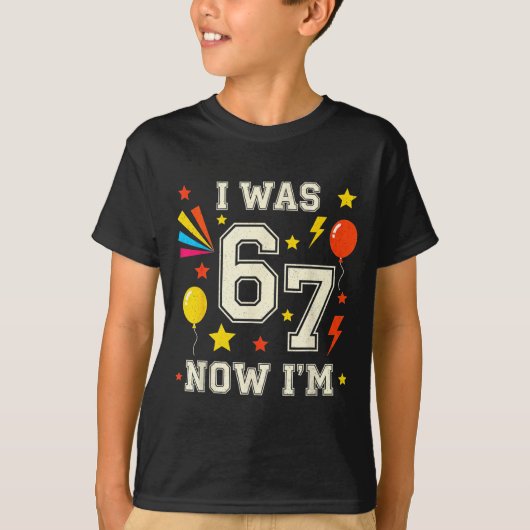 7歳の誕生日 6歳だったのに今は7歳 67 おもしろ子供 Tシャツ (正面)