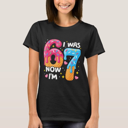 7歳の誕生日 6歳だったのに今は7歳 67 おもしろ子供 Tシャツ (正面)