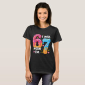 7歳の誕生日 6歳だったのに今は7歳 67 おもしろ子供 Tシャツ (正面フル)