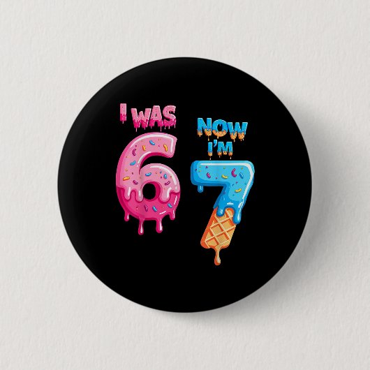 7歳の誕生日 6歳だったのに今は7歳 67 おもしろ 誕生日プレゼント 缶バッジ (正面)