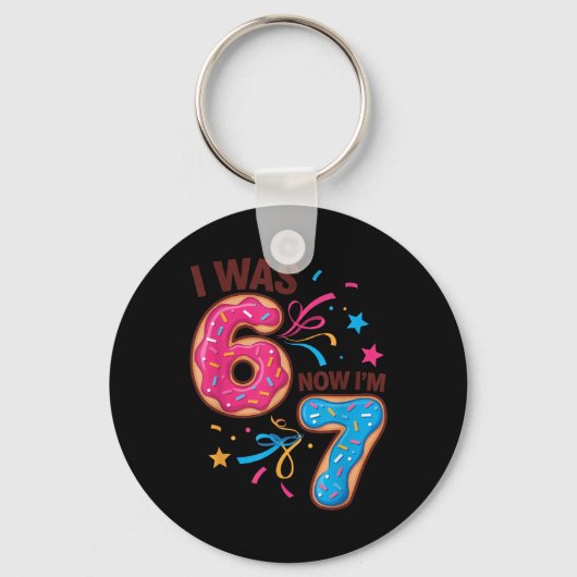 7歳の誕生日 6歳だったのに今は7歳 67 メンズ レディース キーホルダー (正面)