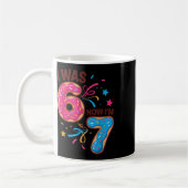 7歳の誕生日 6歳だったのに今は7歳 67 男女兼用 コーヒーマグカップ (左)