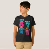7歳の誕生日 6歳だったのに今は7歳 6+1=7 面白いミーム Tシャツ (正面フル)