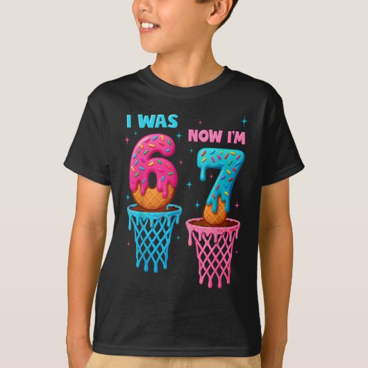 7歳の誕生日 6歳だったのに今は7歳 6+1=7 面白いミーム Tシャツ (正面)