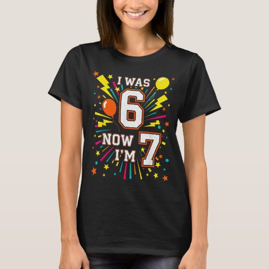 7歳の誕生日 6歳だったのに今は7歳 6→7 面白い子供 Tシャツ (正面)