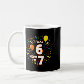 7歳の誕生日 6歳だったのに今は7歳 7才 67 面白い子供たち コーヒーマグカップ (左)