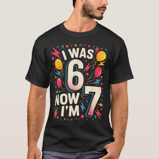 7歳の誕生日 6歳だったのに今は7歳 7才 67 面白い子供 Tシャツ (正面)