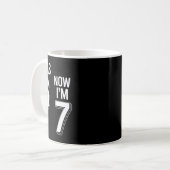 7歳の誕生日Tシャツ - 6歳だったのに今は7歳 67 おもしろい コーヒーマグカップ (正面左)