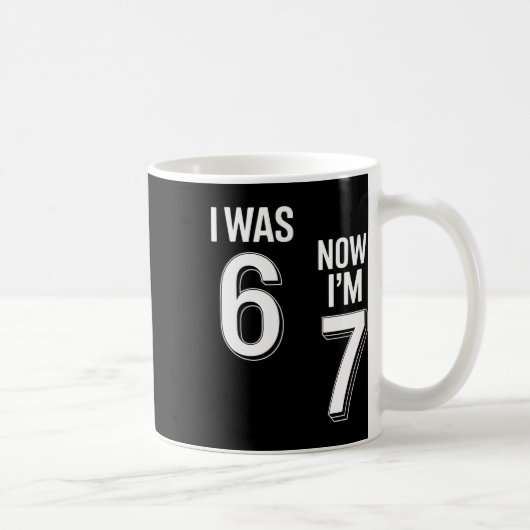 7歳の誕生日Tシャツ - 6歳だったのに今は7歳 67 おもしろい コーヒーマグカップ (右)
