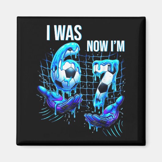 7歳の誕生日Tシャツ 6歳だったのに今は7歳 67 面白いデザイン マグネット (正面)