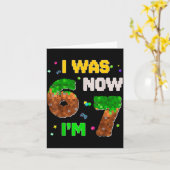 7歳のXel誕生日ボーイ 6歳だったのが今は7歳 67楽しい カード (黄色い花)