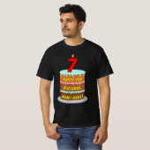 7番目の誕生日—おもしろいケーキとキャンドル、名前をカスタムする付 Tシャツ (正面フル)
