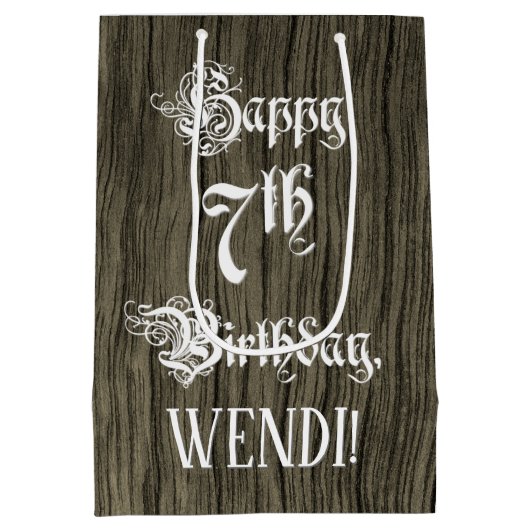 7番目の誕生日: ファンシー, フェイク Wood Look +名前をカスタムする ミディアムペーパーバッグ (裏面)