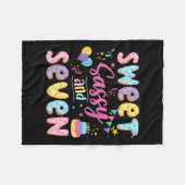 7誕生日ガールスウィートサッシーと7ドーナツ7アイ フリースブランケット (正面(横))