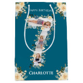 7誕生日フォトティール（緑がかった色）コラージブルーイエローフラワー ミディアムペーパーバッグ (正面)