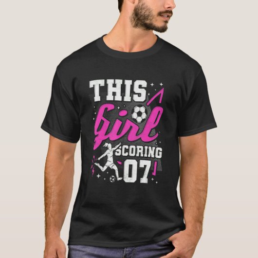 7誕生日7歳のサッカーを得点する少女 Tシャツ (正面)