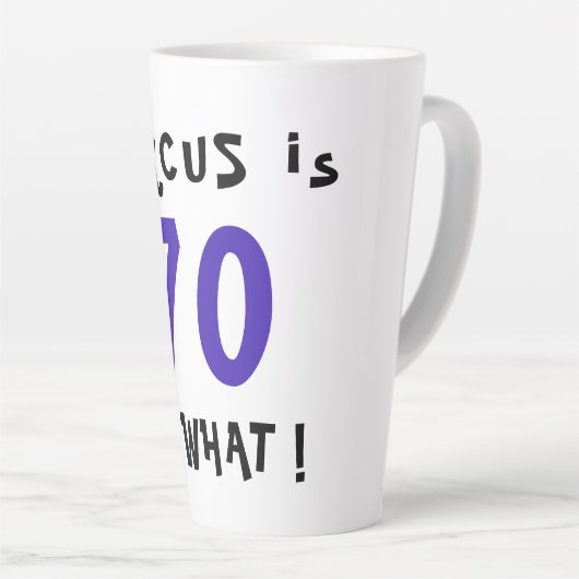 70だからおもしろい何引用文タイポグラフィ70誕生日 カフェラテマグ (右アングル)