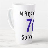 70だからおもしろい何引用文タイポグラフィ70誕生日 カフェラテマグ (左アングル)