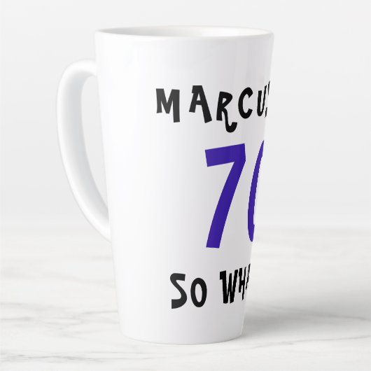 70だからおもしろい何引用文タイポグラフィ70誕生日 カフェラテマグ (左アングル)