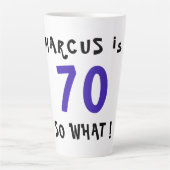 70だからおもしろい何引用文タイポグラフィ70誕生日 カフェラテマグ (正面)