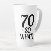 70だからおもしろい何引用文タイポグラフィ70誕生日 カフェラテマグ (右アングル)