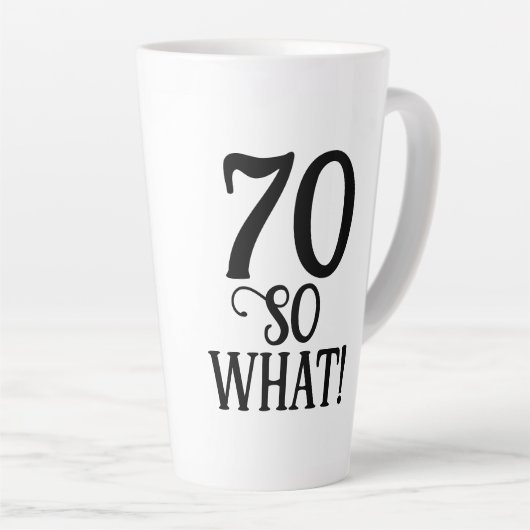 70だからおもしろい何引用文タイポグラフィ70誕生日 カフェラテマグ (右アングル)