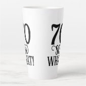 70だからおもしろい何引用文タイポグラフィ70誕生日 カフェラテマグ (正面)