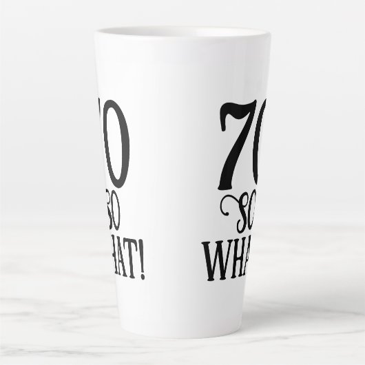 70だからおもしろい何引用文タイポグラフィ70誕生日 カフェラテマグ (正面)
