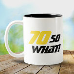 70だからおもしろい何引用文70誕生日 ツートーンマグカップ<br><div class="desc">70だからおもしろい何引用文70th誕生日2トーンのコーヒーマグ。70歳素晴らしの誕生日を持ち、ユーモアのセンスを持つ男祝性または女性のためのバースデーギフトのアイディア。文字読70だから何 – あなたは年齢を変更することができる。文字は黄色と黒。</div>