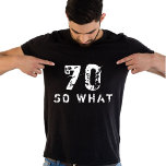 70だから何おもしろいことわざ70th誕生日ブラックマン tシャツ<br><div class="desc">70だからおもしろい何ことわざ70th誕生日ブラックマンTシャツ。私おもしろいは70だから何のフォントと白モダン色。ユーモアのセンスを持つ人のための完璧な贈り物。</div>
