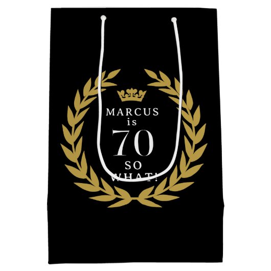 70だから何おもしろいローレルリースクラウン70誕生日 ミディアムペーパーバッグ (裏面)